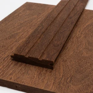 Piso machimbre de Sucupira en madera natural.